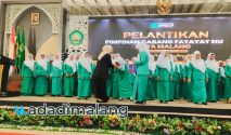 Ketua DPRD kota Malang, Amithya Ratnanggani Sirraduhita, SS., saat memberikan ucapan selamat kepada pengurus PC Fatayat Kota Malang yang baru dilantik siang hari tadi (Foto : Agus Yuwono)