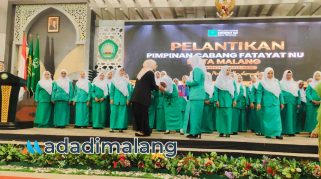Ketua DPRD kota Malang, Amithya Ratnanggani Sirraduhita, SS., saat memberikan ucapan selamat kepada pengurus PC Fatayat Kota Malang yang baru dilantik siang hari tadi (Foto : Agus Yuwono)