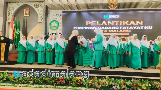 Ketua DPRD kota Malang, Amithya Ratnanggani Sirraduhita, SS., saat memberikan ucapan selamat kepada pengurus PC Fatayat Kota Malang yang baru dilantik siang hari tadi (Foto : Agus Yuwono)