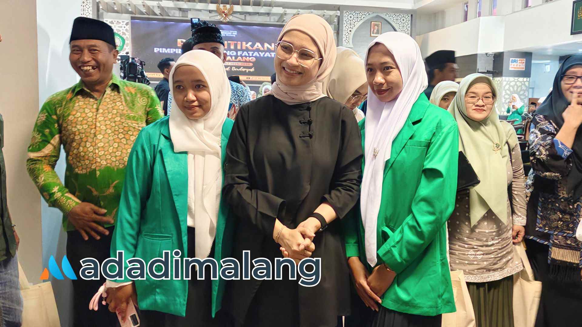 Anggota Fatayat kota Malang mendokumentasikan kunjungan Ketua DPRD Kota Malang siang tadi (Foto : Agus Yuwono)