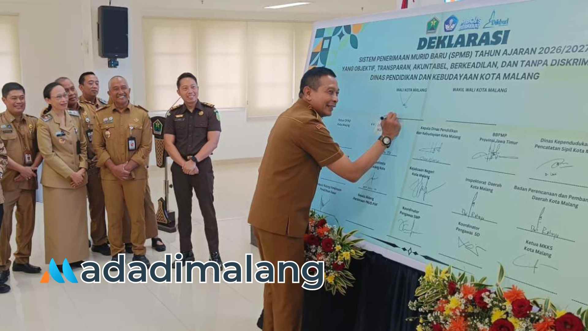 Wali Kota Malang, Dr. Ir. Wahyu Hidayat, MM., saat melakukan penandatanganan deklarasi Sistem Penerimaan Murid Baru (SPMB) Tahun 2026/2027