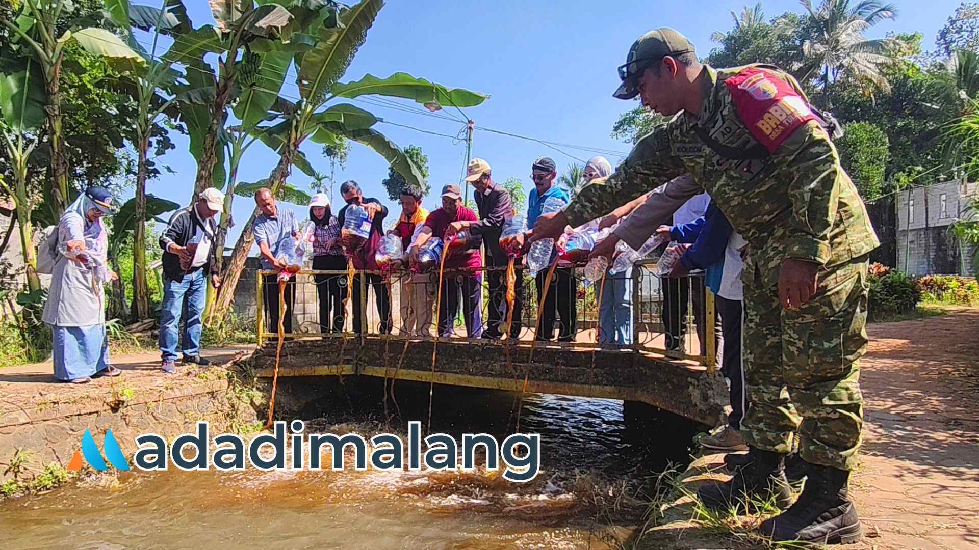 Penuangan Eco Enzym ke sungai di desa Tulusbesar untuk mengurangi pencemaran di sungai tersebut (Foto : Agus Yuwono)