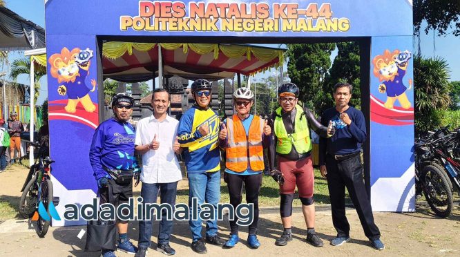 Sivitas akademika dan Perwakilan Alumni POLINEMA saat tiba di desa Tulusbesar setelah gowes dari kampus POLINEMA (Foto : Agus Yuwono)