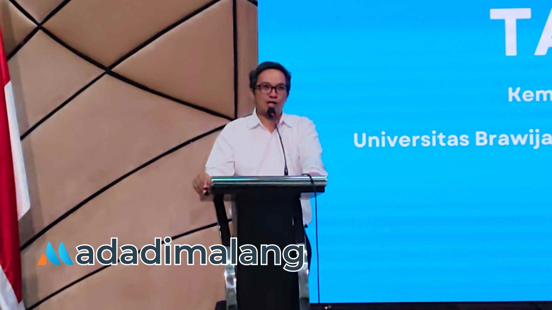 Wakil Dekan Bidang Akademik FILKOM UB, Sabriansyah Rizqika Akbar, S.T., M.Eng., Ph.D., saat memberikan sambutan dalam gelaran workshop AITF (Foto : Agus Yuwono)