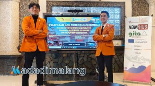 Roby Purba (Kiri televisi) mampu mewujudkan cita-citanya ke Jepang setelah kuliah di ABM Malang (Foto : Agus Yuwono)