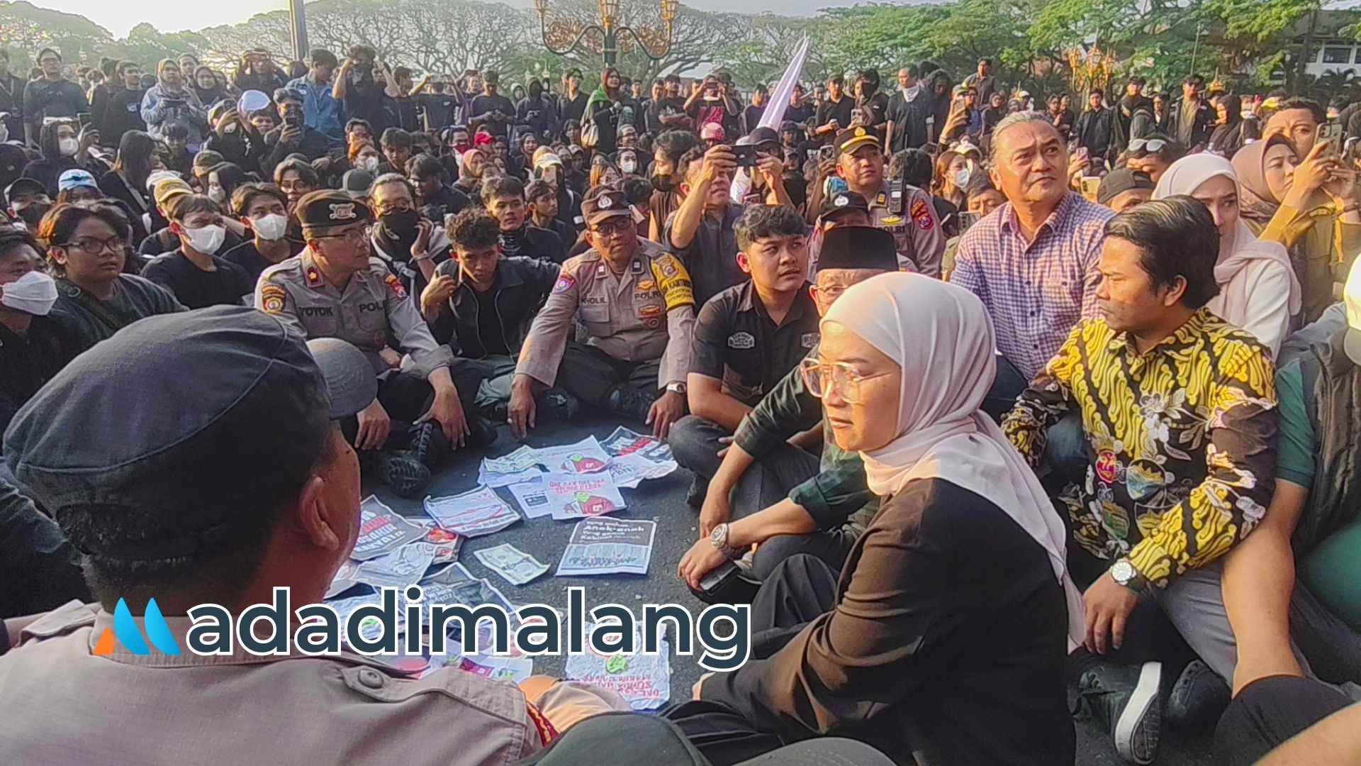 Ketua DPRD Kota Malang dan beberapa Anggota DPRD Kota Malang saat menemui peserta aksi demonstrasi di depan gedung DPRD (Foto : Agus Yuwono)