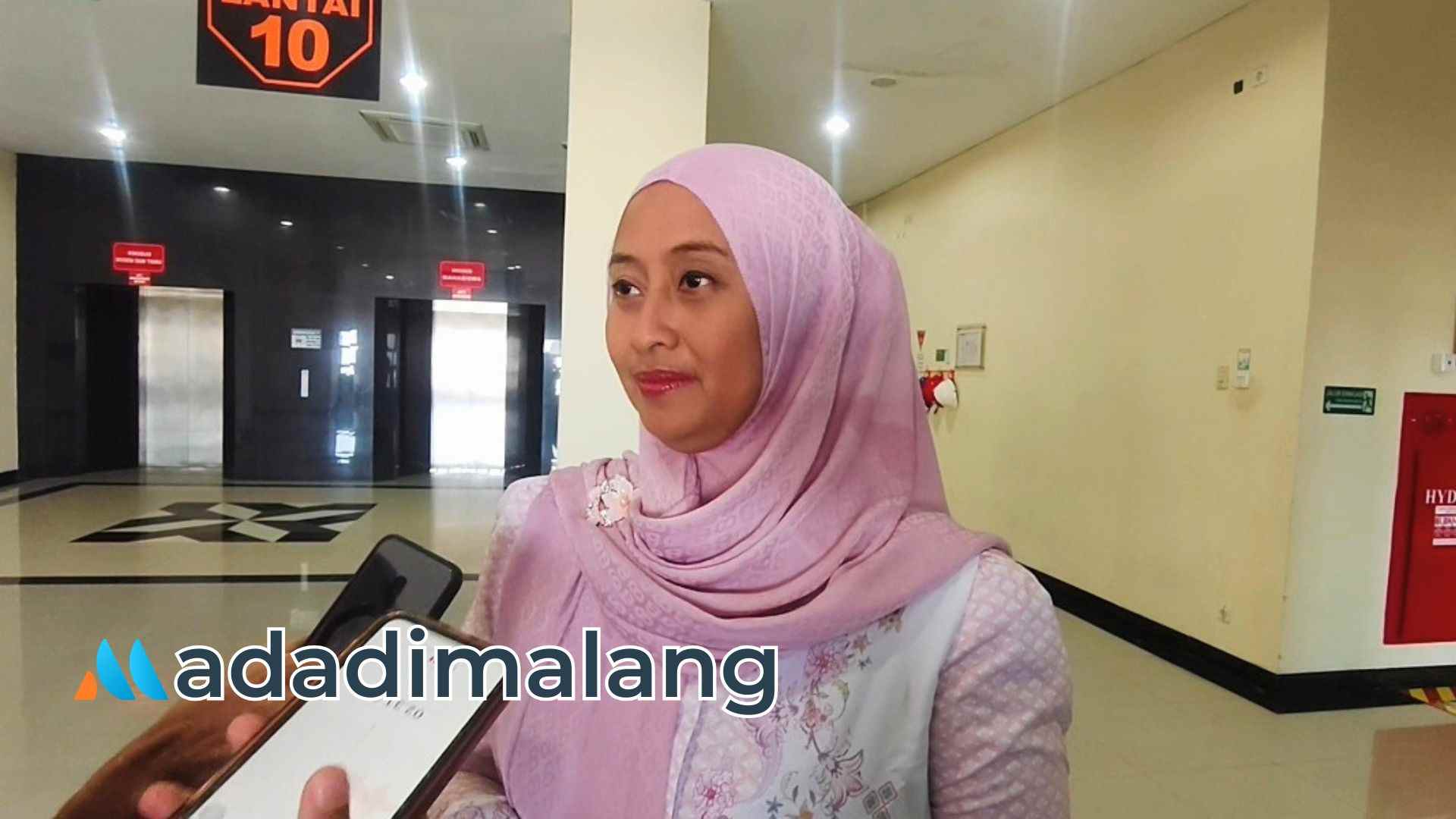 Pakar Hukum dari Fakultas Hukum Universitas Brawijaya, Milda Istiqomah, S.H., MTCP, Ph.D., saat memberikan komentarnya kepada awak media (Foto : Agus Yuwono)