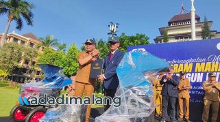 Wali Kota Malang Dr. Ir.Wahyu Hidayat, MM., secara simbolis menerima bantuan alat teknologi tepat Guna (TTG) dari FTAB UB yang diserahkan oleg Rektor UB Prof. Widodo pagi tadi (Foto : Agus Yuwono)