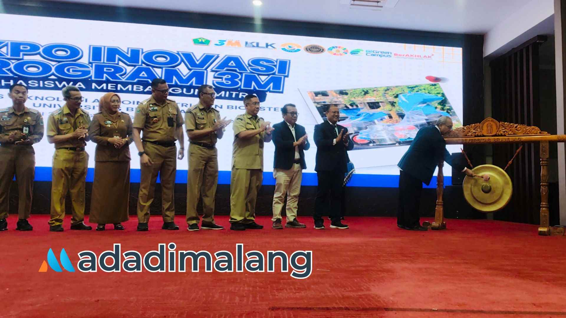 Wakil Rektor Bidang Riset dan Inovasi Universitas Brawijaya, Prof. Dr. Unti Ludigdo, S.E., M.Si., Ak., saat memukul gong sebagai tanda pembukaan kegiatan Expo Inovasi FTAB UB pagi tadi (Foto : Agus Yuwono)