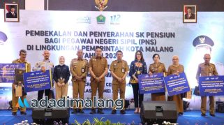 Wali Kota Malang, Dr. Ir. Wahyu Hidayat, MM., bersama ASN Pemkot Malang yang akan segera Purna Tugas