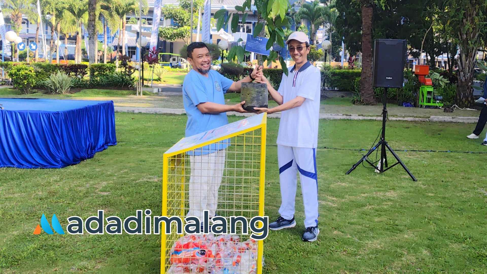 Direktur POLINEMA memberikan bibit pohon untuk botol plastik yang ditukarkan di momen Hari Lingkungan Hidup Sedunia (Foto : Agus Yuwono/AdaDiMalang)