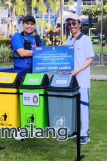 Branch Manager BTN Cabang Malang menyerahkan Tempat Pemilahan Sampah kepada Direktur POLINEMA (Foto : Agus Yuwono/AdaDiMalang)