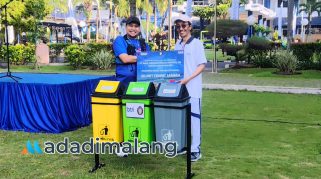 Branch Manager BTN Cabang Malang menyerahkan Tempat Pemilahan Sampah kepada Direktur POLINEMA (Foto : Agus Yuwono/AdaDiMalang)