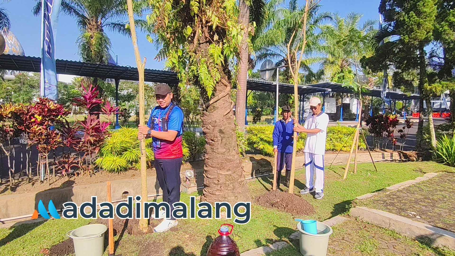 Direktur dan jajaran Pimpinan POLINEMA bersama Branch Manager BTN Cabang Malang melakukan penanaman pohon di momen peringatan Hari Lingkungan Hidup Sedunia (Foto : Agus Yuwono/AdaDiMalang)