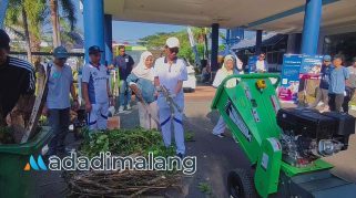 Direktur POLINEMA Ir. Supriatna Adhisuwignjo, ST., MT., saat meresmikan penggunaan Mesin Pencacah Ranting dan Sampah di momen Hari Lingkungan Hidup Sedunia (Foto : Agus Yuwono/AdaDiMalang)