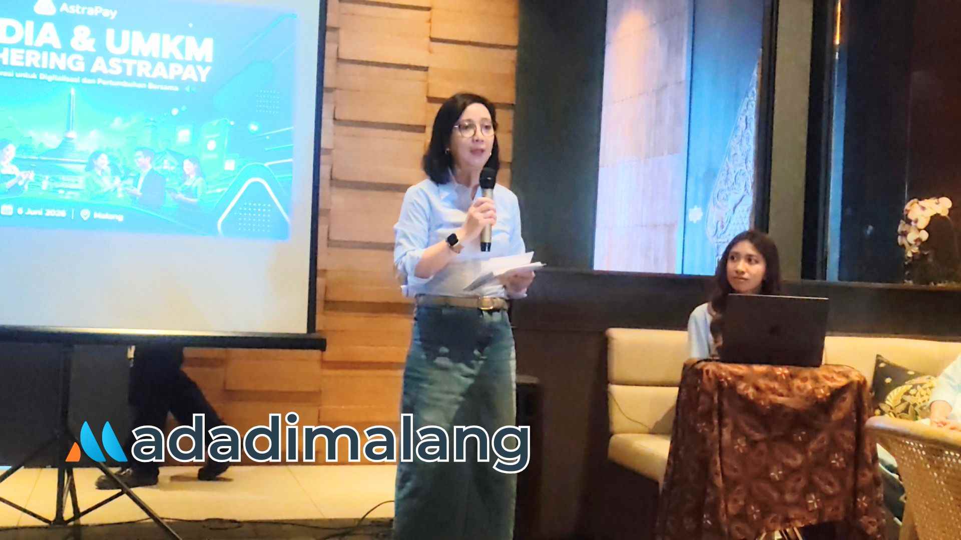CEO AstraPay, Rina Apriana aaat memberikan sambutan dan membuka kegiatan Gathering AstraPay bersama UMKM dan Media di Malang (Foto : Agus Yuwono)