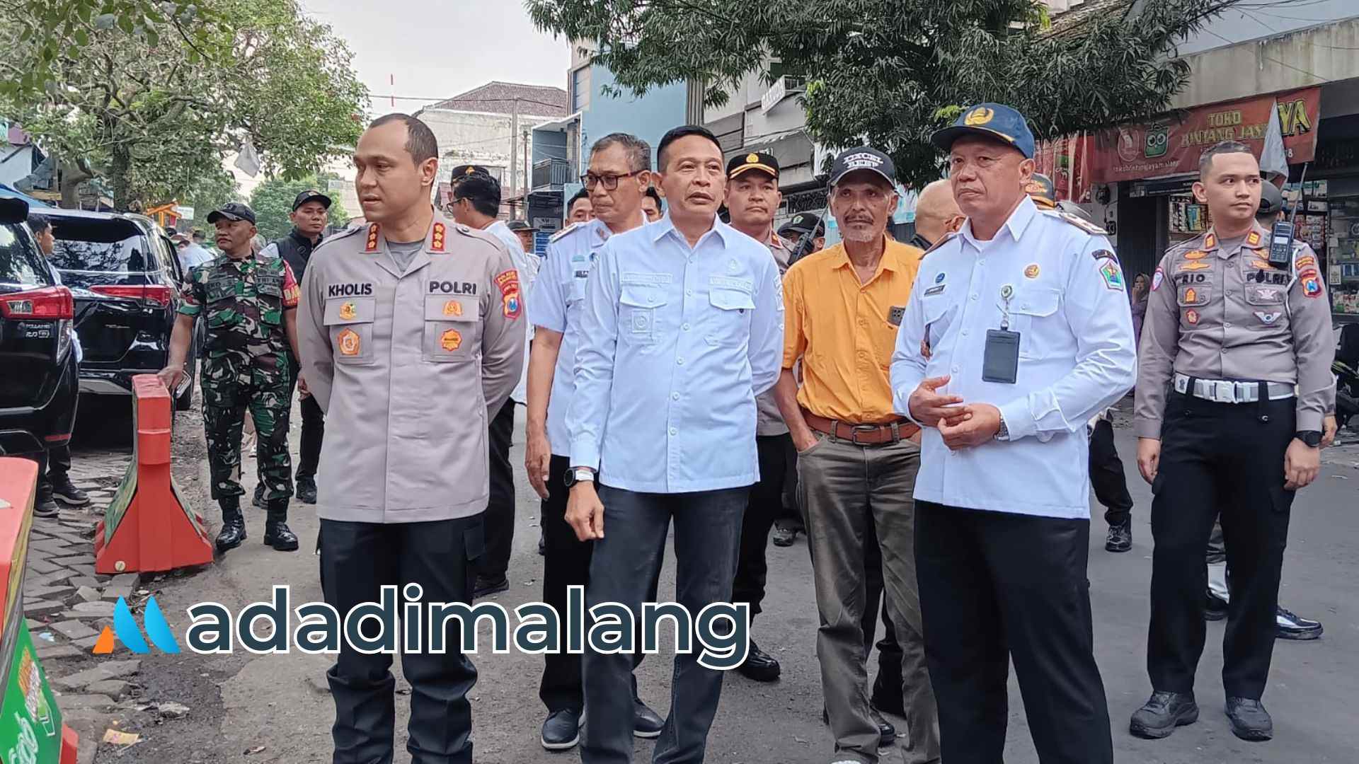 Wali Kota Malang,Dr. Ir. Wahyu Hidayat, MM., saat melakukan pengecekan badan Jalan Zainal Zakse di depan Pasar Kebalen, Kota Malang.