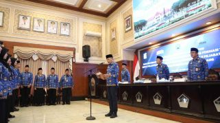 Wali Kota Malang, Dr. Ir. Wahyu Hidayat, MM., saat membacakan SK Pengangkatan PNS di lingkungan Pemkot Malang
