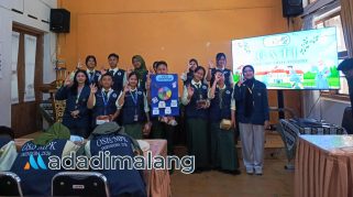 Penyerahan alat spinwheel sebagai media edukasi kepada pihak sekolah dan desa agar tetap dapat dipergunakan (Foto : Ist)