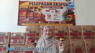 Direktur sekaligus Founder Sambal Mama Ni, Henny Wardhani siap kirimkan produknya export ke Malaysia (Foto : Fatma AdaDiMalang)