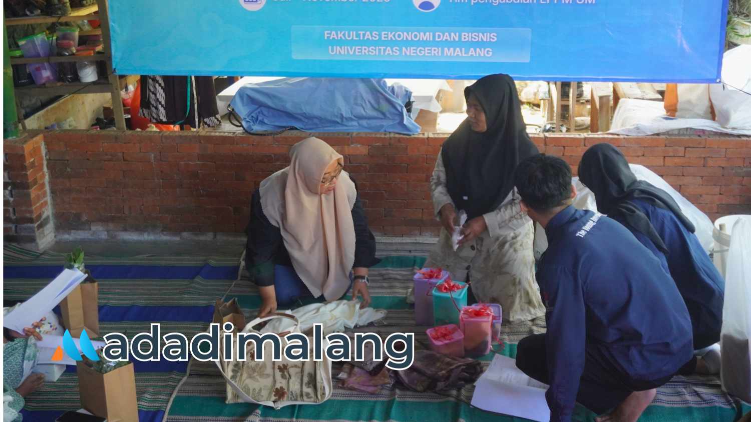 Pemberian materi pembuatan ecoprint dengan memanfaatkan limbah daun lokal di desa Sumberagung Ngantang (Foto : Ist)