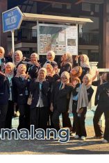 Mahasiswa UM di depan Peta Potensi desa yang telah mereka buat dan pasang (Foto : Ist)