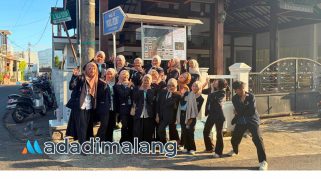 Mahasiswa UM di depan Peta Potensi desa yang telah mereka buat dan pasang (Foto : Ist)