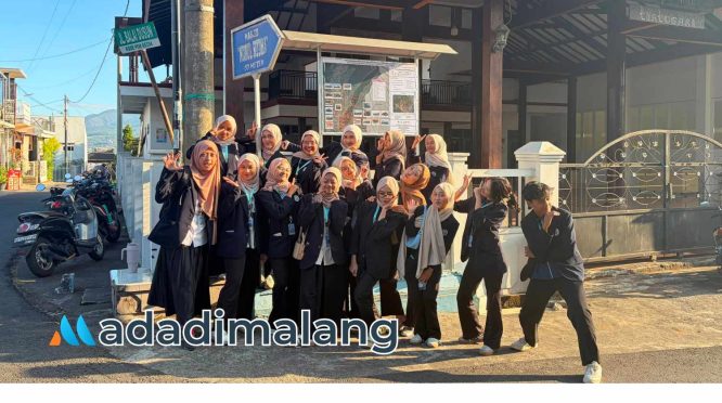Mahasiswa UM di depan Peta Potensi desa yang telah mereka buat dan pasang (Foto : Ist)