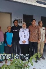 Plt. Direktur Jenderal Perumahan Perdesaan Kementerian PKP, Rini Dyah Mawarty, saat meninjau Rumah Tidak Layak Huni diDesa Kalisongo, Kecamatan Dau, Kabupaten Malang. (Foto : Fatma AdaDiMalang)