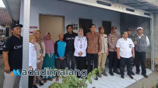 Plt. Direktur Jenderal Perumahan Perdesaan Kementerian PKP, Rini Dyah Mawarty, saat meninjau Rumah Tidak Layak Huni diDesa Kalisongo, Kecamatan Dau, Kabupaten Malang. (Foto : Fatma AdaDiMalang)