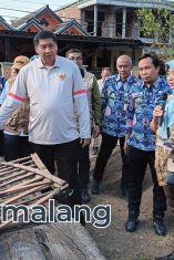 Menteri Perumahan dan Kawasan Permukiman (PKP), Maruarar Sirait saat kunjungan ke lokasi Penerima Bantuan Program BSPS Kelurahan Buring, Kecamatan Kedungkandang Kota Malang. (Foto : Fatma AdaDiMalang)