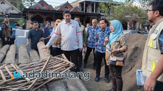 Menteri Perumahan dan Kawasan Permukiman (PKP), Maruarar Sirait saat kunjungan ke lokasi Penerima Bantuan Program BSPS Kelurahan Buring, Kecamatan Kedungkandang Kota Malang. (Foto : Fatma AdaDiMalang)