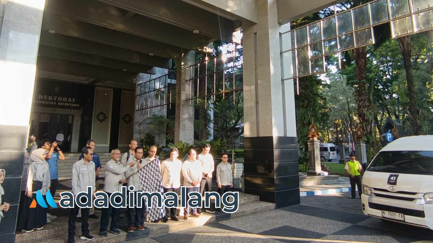 Prosesi pemberangkatan mahasiswa Universitas Brawijaya mengikuti program MMD (Foto : Fatma AdaDiMalang)