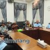 Perwakilan Tokoh Masyarakat dari Kelurahan Tulusrejo, Lowokwaru saat berada di ruang komisi A DPRD Kota Malang malam tadi (Foto : Agus Yuwono)