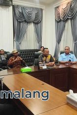 Perwakilan Tokoh Masyarakat dari Kelurahan Tulusrejo, Lowokwaru saat berada di ruang komisi A DPRD Kota Malang malam tadi (Foto : Agus Yuwono)