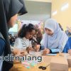 Ketua I TP PKK Kota Malang, Saila El Azkiya bersama putrinya hadir dan ikut serta pelatihan membuat keychain di Kelurahan Balearjosari pagi tadi (Foto : Agus Yuwono)
