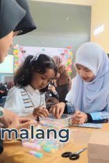 Ketua I TP PKK Kota Malang, Saila El Azkiya bersama putrinya hadir dan ikut serta pelatihan membuat keychain di Kelurahan Balearjosari pagi tadi (Foto : Agus Yuwono)