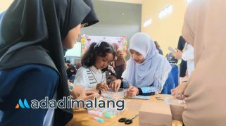 Ketua I TP PKK Kota Malang, Saila El Azkiya bersama putrinya hadir dan ikut serta pelatihan membuat keychain di Kelurahan Balearjosari pagi tadi (Foto : Agus Yuwono)