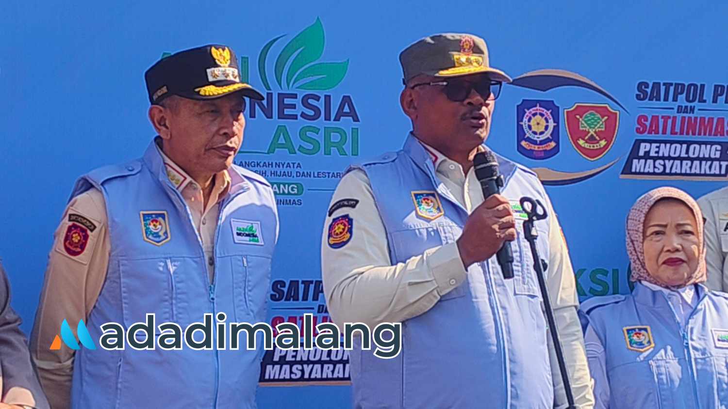 Wali Kota Malang Dr. Ir. Wahyu Hidayat, MM., (sebelah kiri) saat mendampingi Dirjen Bina Administrasi Kewilayahan (Bina Adwil) Kemendagri, Safrizal ZA dalam kegiatan ASRI di Alun-Alun Merdeka Kota Malang pagi tadi (Foto : Agus Yuwono)