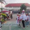 Kepala Sekolah SMAS KatolikCor Jesu malang memberangkatkan rombongan peserta Jalan Sehat 75 tahun SMAS Katolik Cor jesu malang pagi tadi (Foto : Agus Yuwono)