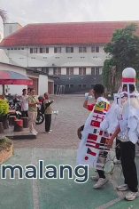 Kepala Sekolah SMAS KatolikCor Jesu malang memberangkatkan rombongan peserta Jalan Sehat 75 tahun SMAS Katolik Cor jesu malang pagi tadi (Foto : Agus Yuwono)