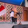 Gubernur Jawa Timur Dr. (H.C.) Dra. Hj. Khofifah Indar Parawansa, M.Si., memeluk salah satu siswi asal Papua yang mengikuti program ADEM di wilayah jawa Timur dalam serah terima siswa siang tadi di kota Malang (Foto : Agus Yuwono)