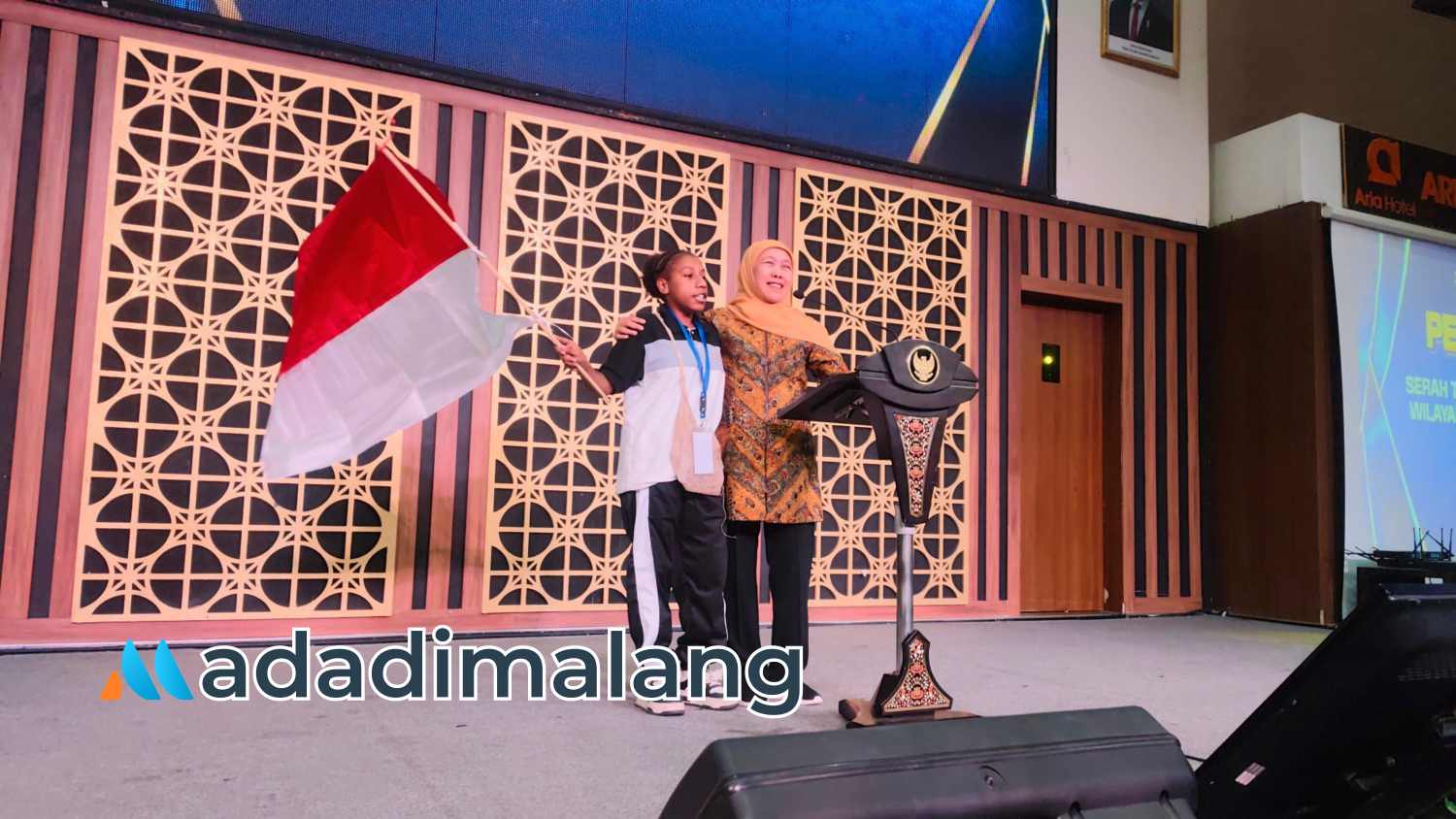 Gubernur Jawa Timur Dr. (H.C.) Dra. Hj. Khofifah Indar Parawansa, M.Si., memeluk salah satu siswi asal Papua yang mengikuti program ADEM di wilayah jawa Timur dalam serah terima siswa siang tadi di kota Malang (Foto : Agus Yuwono)