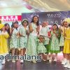 Desainer Migi Rihasalay bersaa sepuluh model anak-anak dan putri tercintanya Kinikita James usai tampil dalam gelaran MFR di MATOS sore hari tadi (Foto : Agus Yuwono)