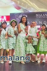 Desainer Migi Rihasalay bersaa sepuluh model anak-anak dan putri tercintanya Kinikita James usai tampil dalam gelaran MFR di MATOS sore hari tadi (Foto : Agus Yuwono)