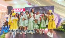 Desainer Migi Rihasalay bersaa sepuluh model anak-anak dan putri tercintanya Kinikita James usai tampil dalam gelaran MFR di MATOS sore hari tadi (Foto : Agus Yuwono)