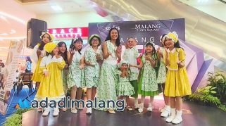 Desainer Migi Rihasalay bersaa sepuluh model anak-anak dan putri tercintanya Kinikita James usai tampil dalam gelaran MFR di MATOS sore hari tadi (Foto : Agus Yuwono)