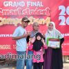 Peserta Grand Final SSC Andima Smart House asal Jember yakni Fathiyah bersama orang tuanya, usai mengikuti tahap kompetisi di gedung FEB UM (Foto : Agus Yuwono)