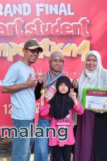 Peserta Grand Final SSC Andima Smart House asal Jember yakni Fathiyah bersama orang tuanya, usai mengikuti tahap kompetisi di gedung FEB UM (Foto : Agus Yuwono)