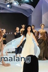 Desainer Migi Rihasalay saat tampil bersama delapan modelnya di ajang Malang Fashion Runway malam tadi (Foto : Agus Yuwono)